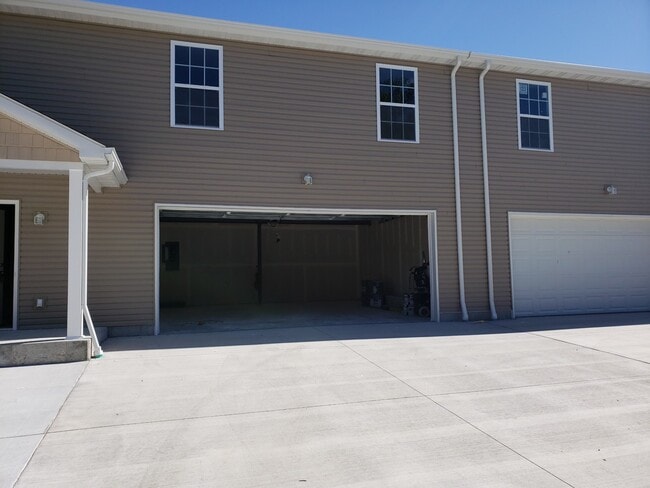 Building Photo - 35 Woodland Oaks Dr