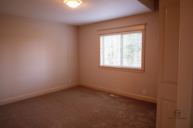 Building Photo - 20375 NE Lakeside Dr