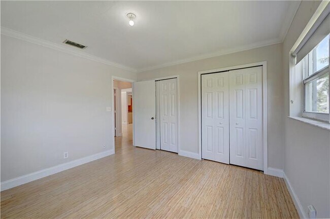 Building Photo - 110 Seminole Ln