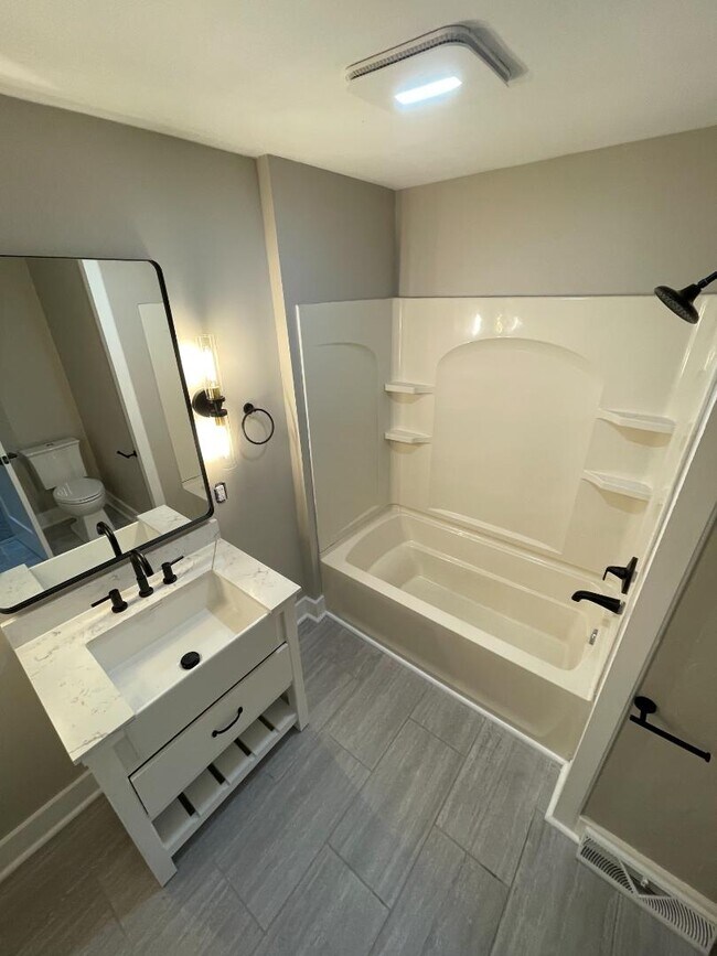 Building Photo - 438 Wales Rd NE