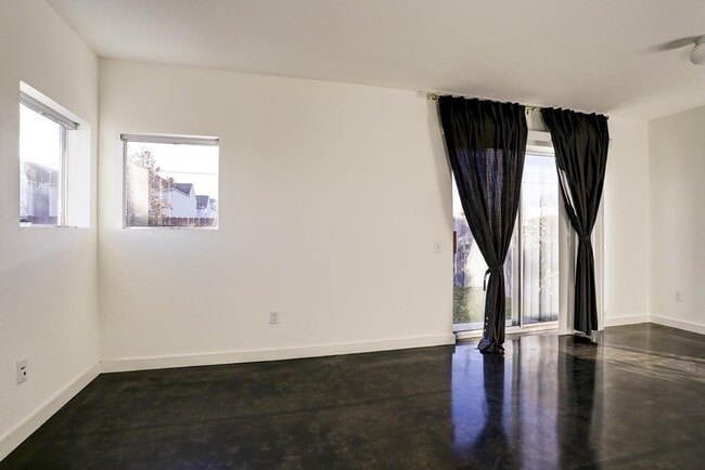 Building Photo - 323 Sydnor St