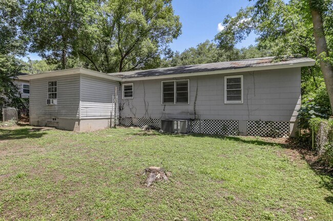 Building Photo - 4 bed 2 bath house, Walk to Stadium!! Available August 2026