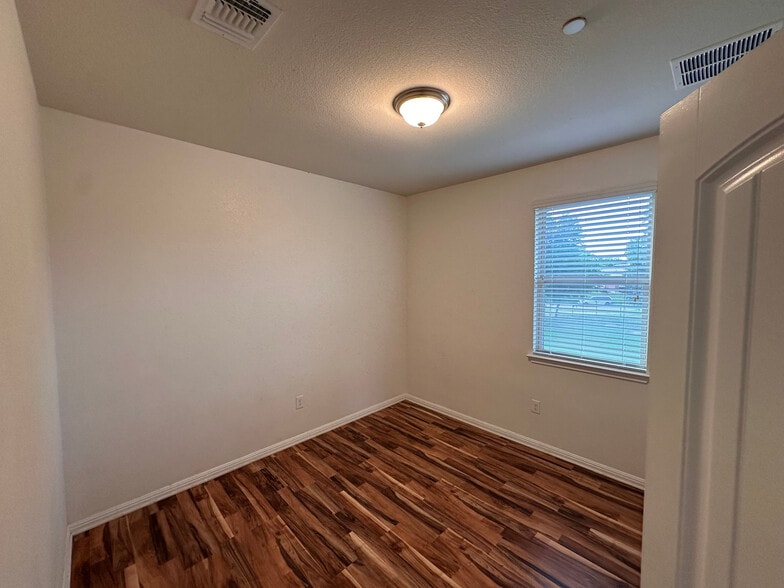 Building Photo - Room in Townhome on Zodiac Ln