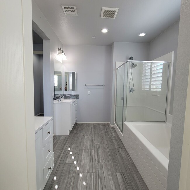 Building Photo - E. Ventura Newer Construction 3+2.5 bath H...