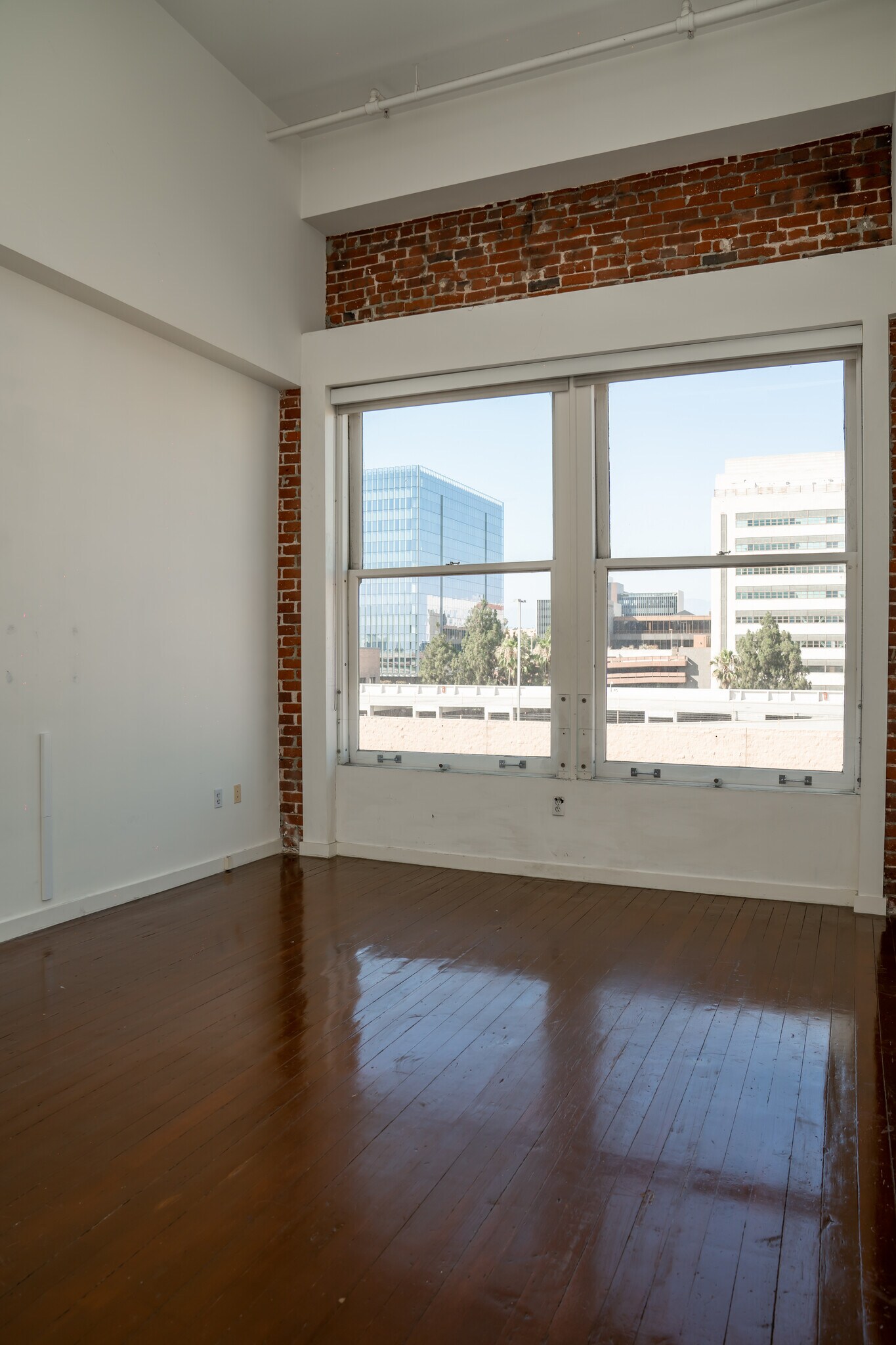 Building Photo - 257 S Spring St
