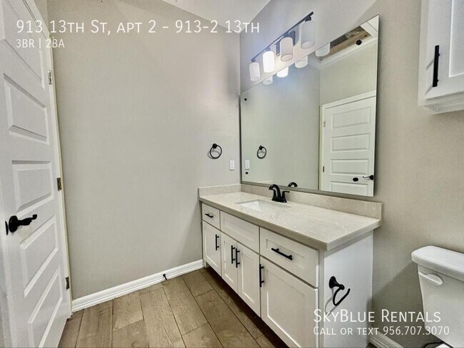 Building Photo - 913 S 13th St