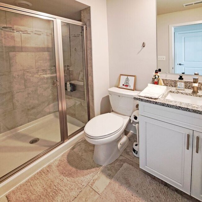 Building Photo - Gorgeous 4-Level Townhome with Rooftop Ter...