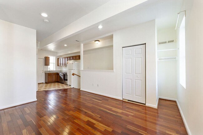 Building Photo - 806 Kennedy St NW