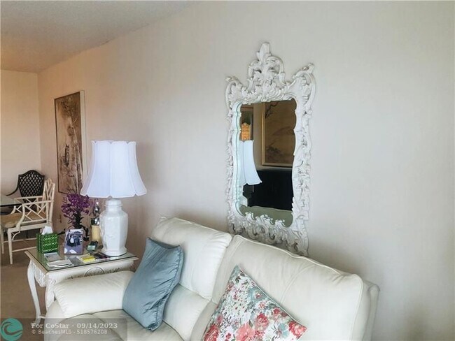 Building Photo - 1523 E Hillsboro Blvd