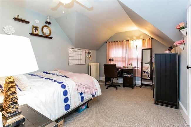 Building Photo - 81 Fern St