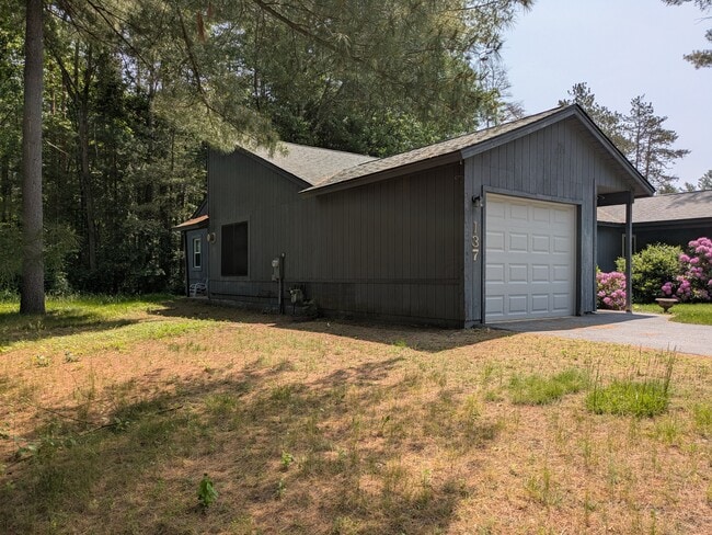 1 car attached garage w/opner - 137 Thimbleberry Rd