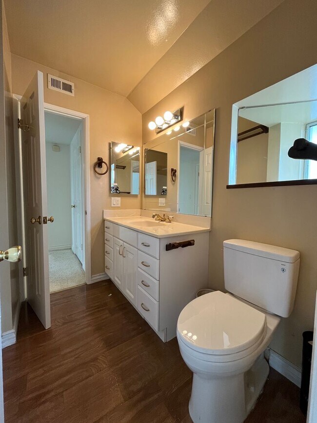 Building Photo - Calabasas 4BR w/pool + spa, views, solar p...
