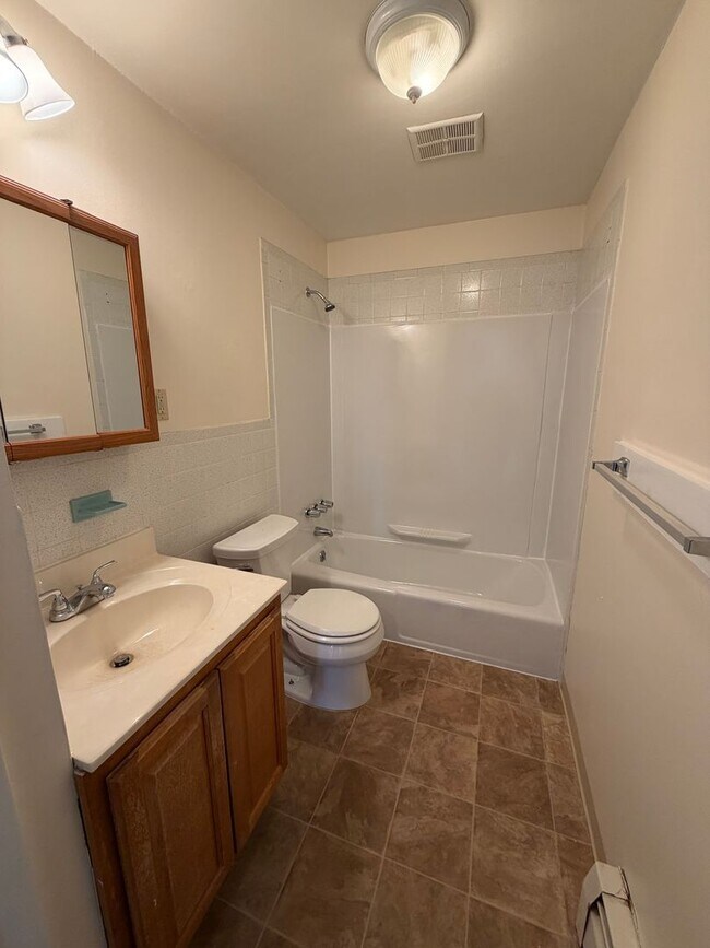 Building Photo - Bright 2BR Condo with Balcony, Pool & Heat Included – Prime Commuter Location