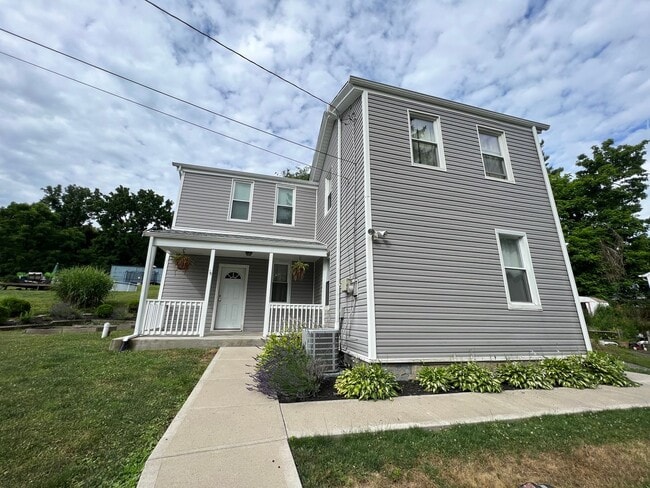 Building Photo - Conveniently Located 4 Bed/2 Bath Home-Central AC and Heat-Available 3/01!