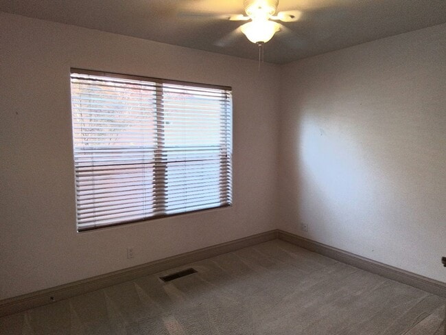 Building Photo - High Desert Home