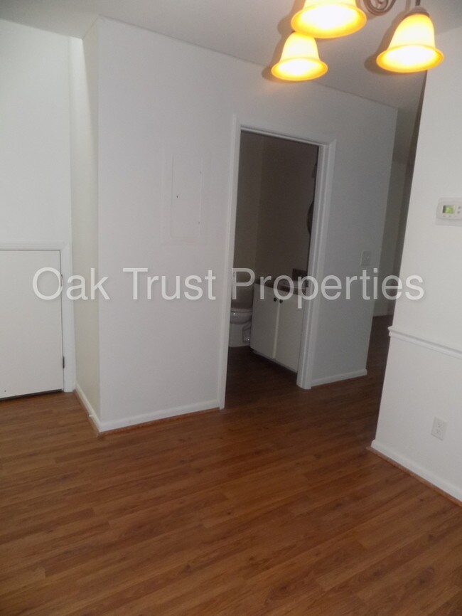 Building Photo - Lakeside James Island Townhouse