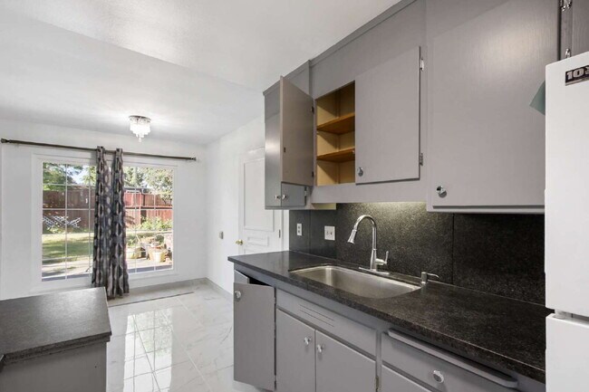 Building Photo - Old East Davis Rental with Spacious Yard, Bonus Room & Easy Bike Access to UC Davis