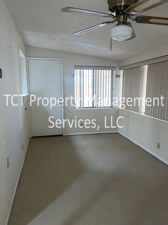 Building Photo - 55+ Community! 2 Bedroom Home