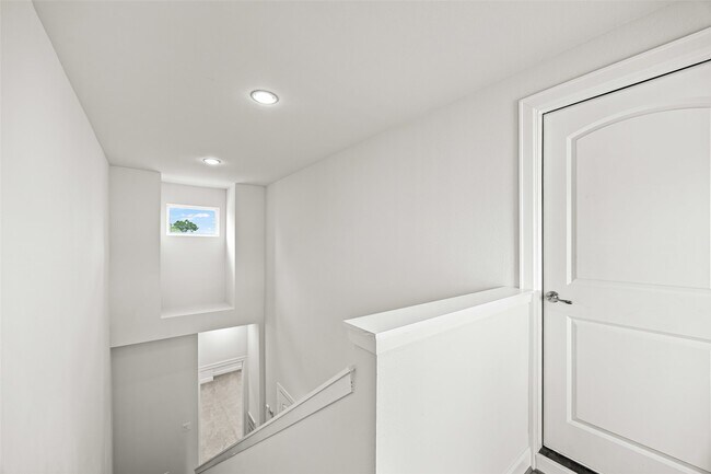 Building Photo - 719 Leverkuhn St