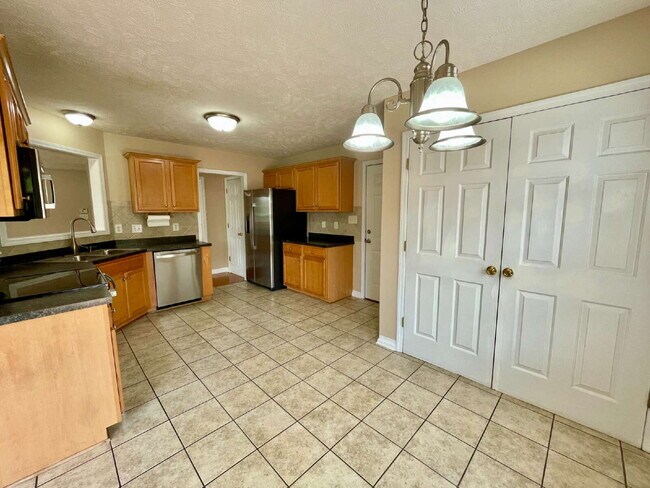 Building Photo - Spacious 4-Bed Haven With 2.5 Baths In Jack Britt District!