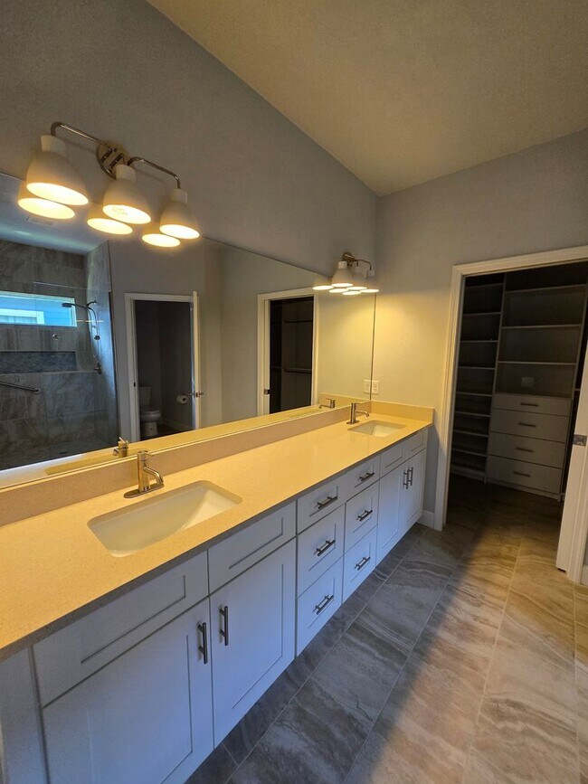 Building Photo - Beautiful 3-Bedroom, 2.5 Bath Home in Desi...