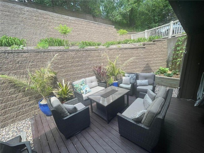 Primary Photo - 907 Coulee Rd