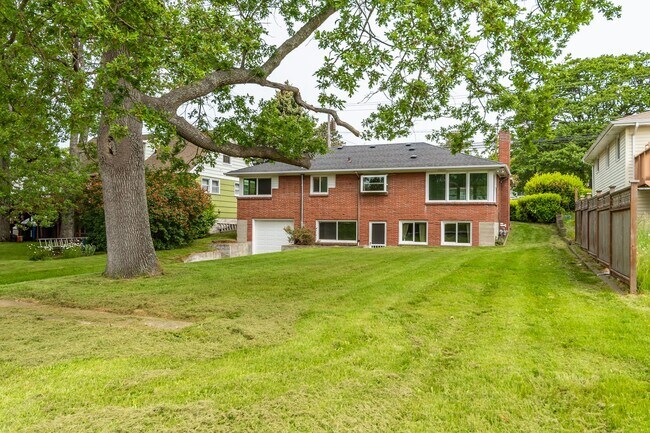 Building Photo - 3 Bedroom 2 Bath Home near Heart of Oak Ha...