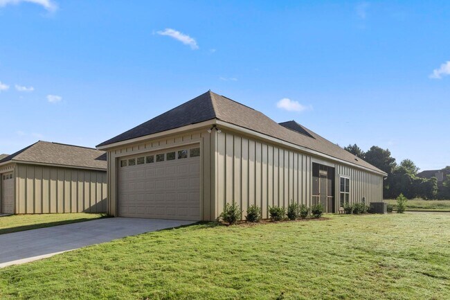 Building Photo - 1642 Academy Dr