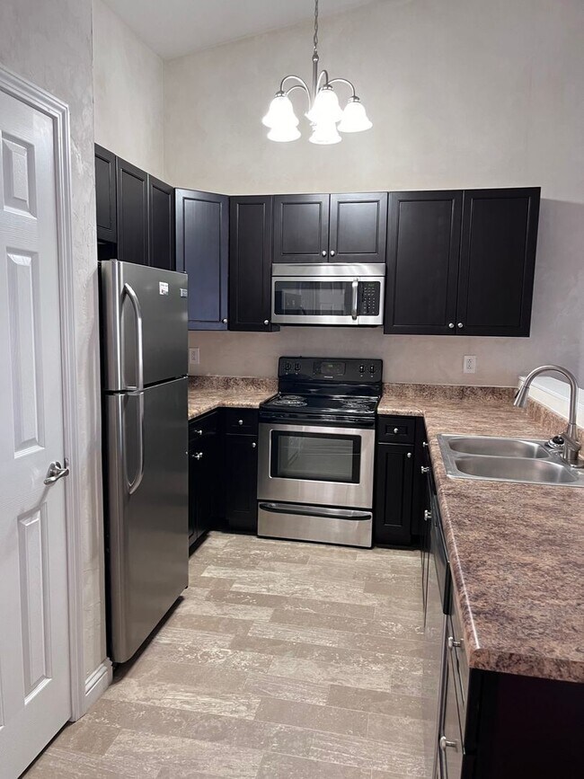 Building Photo - 2 bed 2 bth duplex- available now