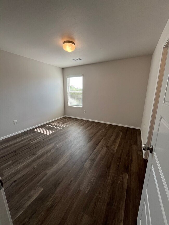 Building Photo - *Pre-leasing* Three Bedroom | Two and a Half Bathroom Home in Farmington