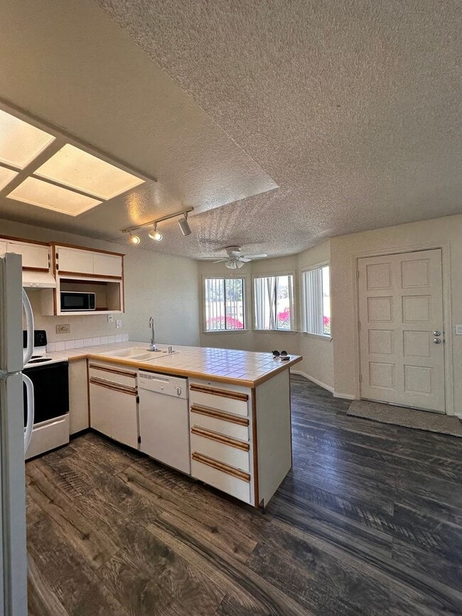 Building Photo - 2 Bedroom, 2 Bath condo in Secured complex...