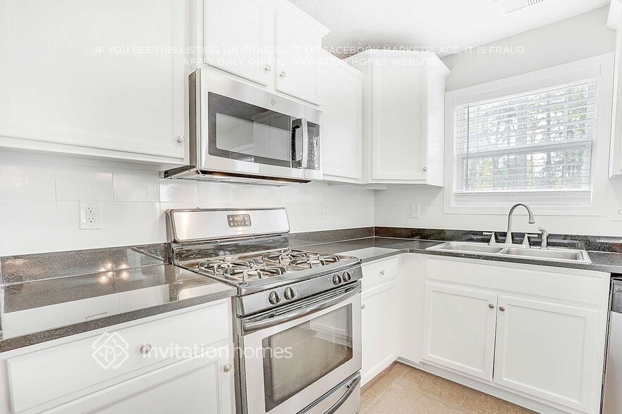 Building Photo - 702 Sycamore Dr