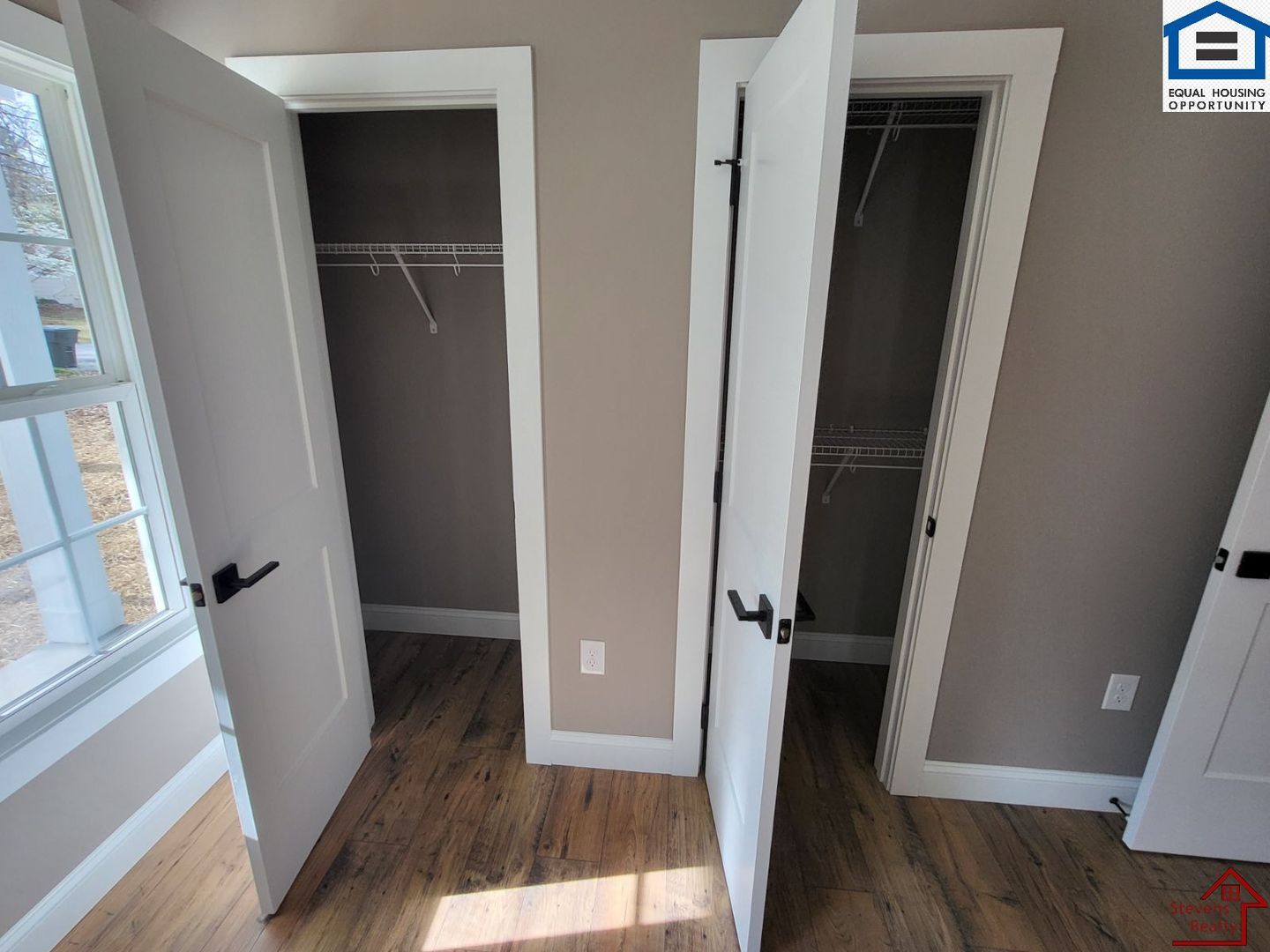 Building Photo - 165 Lakeshire Dr