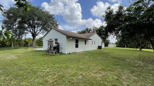 Building Photo - Spacious 3-Bedroom Oasis in Loxahatchee with 2 Full Baths
