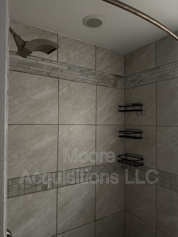 Building Photo - 3601 Oakwood Dr