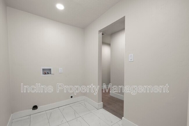 Building Photo - 450 Scenic Dr