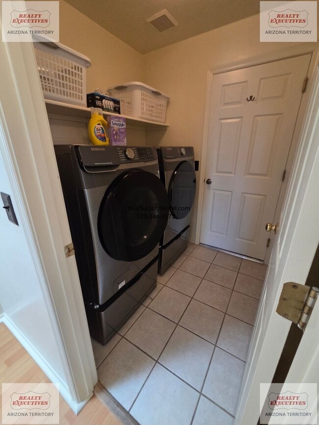 Building Photo - NE off Wrightstown & Pantano 3/2 with pool, patio and loads of upgrades