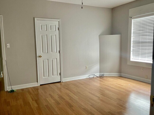 Building Photo - 4 Bedroom Home Now Available in the Midtow...