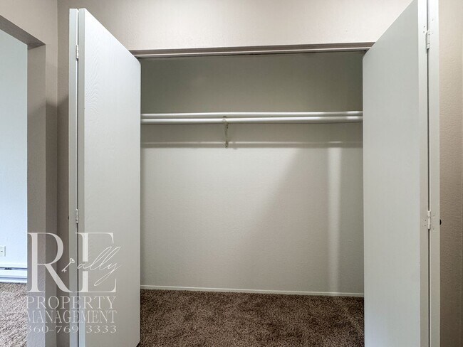 Building Photo - Bright End-Unit Townhome with Loft, Fireplace & Wooded Balcony