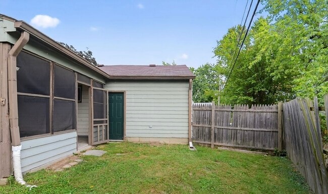 Building Photo - E 47th St