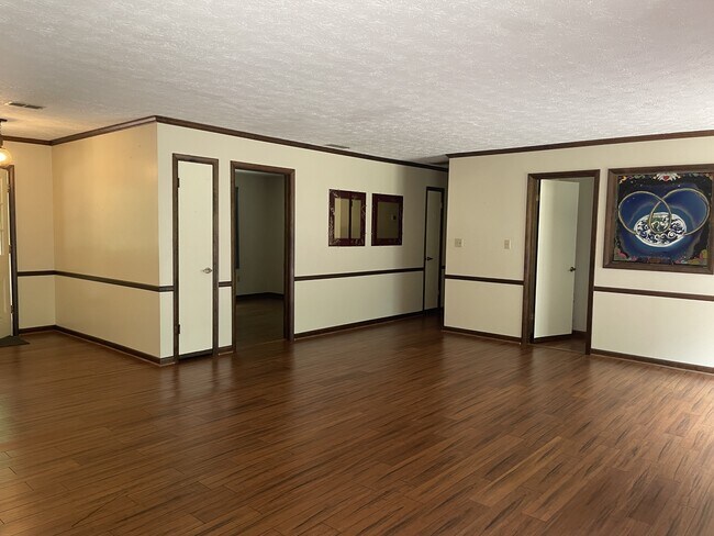 Building Photo - 170 Longview Dr