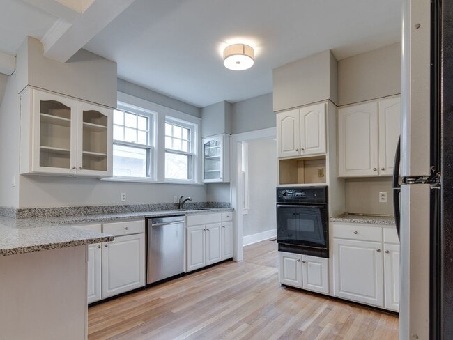 Building Photo - Charming 3BR/1B Conveniently Located Near Rhodes College!