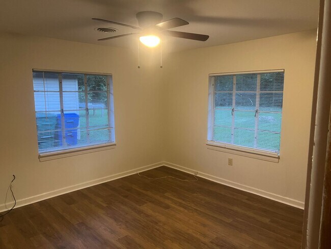 Building Photo - Charming 3 Bed 1 Bath Home