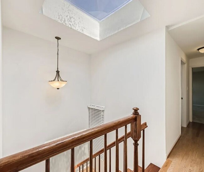 Building Photo - 827 S Charles St