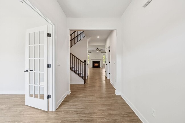 Building Photo - 5BR/3.5BA home offers stylish and function...