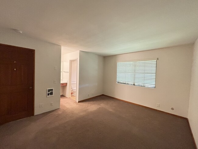 Building Photo - 8860 Villa La Jolla Dr