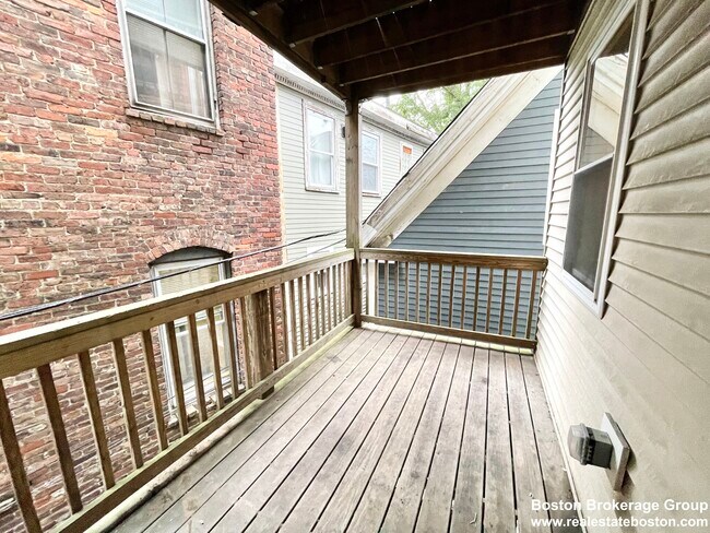 Building Photo - 93 Hillside St