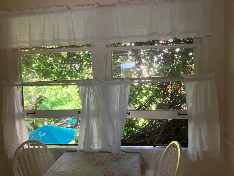 Building Photo - 834 12th St