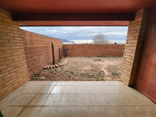 Building Photo - 2100 Hickory Dr