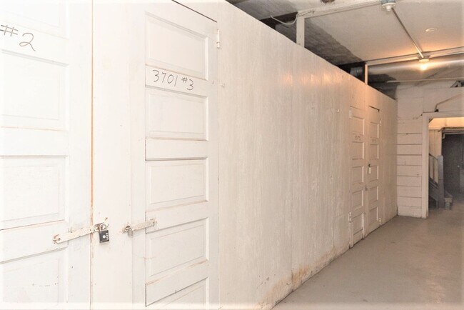 Building Photo - 1958 W Waveland Ave